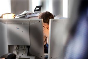 Stigning i antallet af ansatte, der rammes af psykiske overbelastninger, er ikke kun skidt, siger minister.