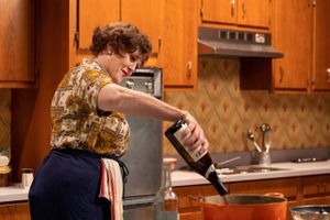 Anmeldelse: Daniel Goldfarbs tv-serie om køkkenfænomenet Julia Child er glimrende som både personportræt og tidsbillede.