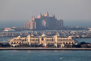 En 45-årig brite, der efterforskes for milliardsvindel i Danmark, lever i vild luksus på den kunstige ø, Palm Jumeirah, i Dubai.