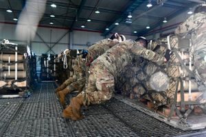 Forslag, der skal lette fælles indkøb af våben og ammunition, står stille i EU-systemet, mens Nato forsøger med uformel koordination. Danmark risikerer at havne bagerst i køen, når de store lande støvsuger markedet for ammunition og missiler. 