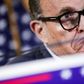 På et næsten to timer langt pressemøde torsdag forsatte Trumps advokat Rudy, Giuliani, storsvedende kampagnen mod valgresultatet, der ifølge dem bunder i svindel. Foto: Jonathan Ernst/Reuters