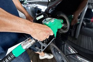 Læg alle bilafgifterne på brændstoffet i stedet for selve bilerne. Det er langt mere optimalt, viser resultaterne i en ny ph.d.-afhandling.