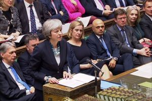 Theresa May taler til det britiske underhus mandag. Premierministeren har udskudt en afstemning om Brexit-aftalen med EU, der stod til at blive et klart nederlag. Foto: HO / PRU / AFP