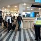Straks efter ankomsten i Københavns Lufthavn gik de unge fra Sunny Beach-flyet direkte ud til testcentret for at blive testet for covid-19. Alle bar det obligatoriske mundbind. Foto: Sofia Busk