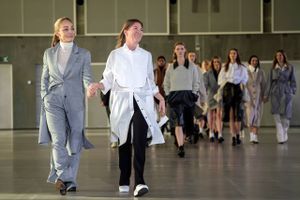 Designers Remix viste torsdag under Copenhagen Fashion Week en ny kollektion fra selskabets designer og medindehaver, Charlotte Eskildsen (th.). Blandt hendes modeller til showet var venner omkring selskabet - bl.a. direktør Eva Kruse (tv.), Global Fashion Agenda. Foto: Stine Bidstrup.  