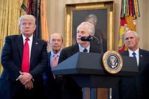 Donald Trump ved siden af sin handelsminister Wilbur Ross, rådgiver for Det Hvide Hus handelsråd, Peter Navarro (midten) og vicepræsident Mike Pence. Foto:AP/Andrew Harnik
