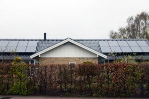 Energinet vil med en årlig ekstraregning på 40 mio. kr. gøre op med »positiv forskelsbehandling« af 85.000 private elkunder med solceller og små husvindmøller.