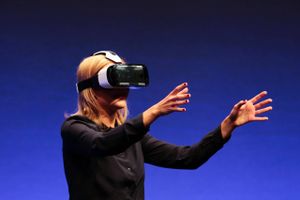 Årtier efter, at teknologien blev opfundet, ser virtual reality nu ud til at slå igennem på forbrugermarkedet.