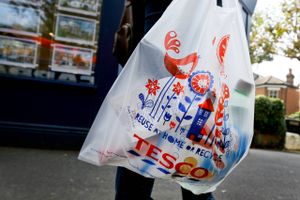 Storbritanniens største supermarkedskæde har solgt næsten 80 pct. færre plasticposer i England siden den 5. oktober.