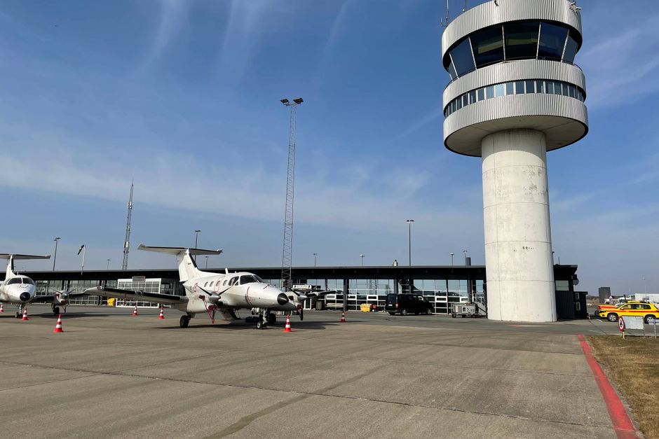 For at afhjælpe manglen på flyveledere i Kastrup trækker det statsejede Naviair flyveledere ind fra Roskilde Lufthavn. Men det vækker vrede og bekymring for fremtiden.