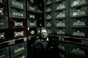 Peter Klemensen fylder 75 år. Her er han fanget blandt ølkasser fra Thisted Bryghus i 2001. Foto: Andreas Szlavik