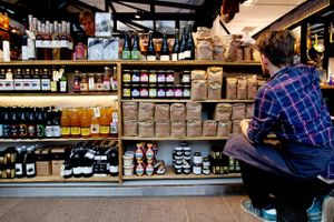 Lokale fødevarer og mad med autencitet har ifølge flere i dagligvarehandlen fået medvind gennem krisen, da danskerne angiveligt søger mere mod det nære og forkælelse. Arkivfoto: Finn Frandsen.