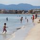 Hvis du vælger at trodse myndighedernes anbefalinger og booke en chartertur til Mallorca, så skal du ikke regne med, at din rejseforsinkring hjælper dig, hvis du skulle blive smittet med Covid-19. Foto: Enrique Calvo/ Reuters