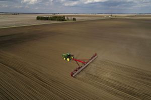 Corn is planted in a field outside Henry, Ill., on April 20, 2020. Foto: Bloomberg/Daniel Acker