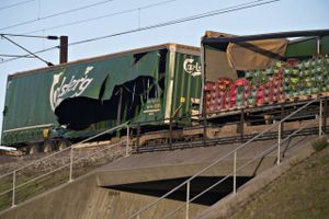 Carlsberg bekræfter, at togvogne med firmaets gods om bord var involveret i dødsulykken på Storebæltsbroen. DB Cargo, som ejer det involverede godstog, oplyser, at det ikke fik meldinger om at afstå fra at krydse Storebælt.