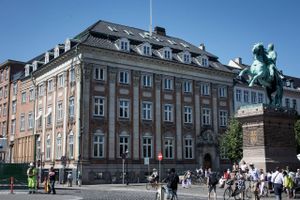 Johan Schlüter Advokatkontor holder til i en prominent ejendom på Højbro Plads i København. Stifterens navn står med guldbogstaver på facaden. Foto: Jens Henrik Daugaard
