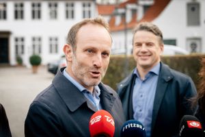 Martin Lidegaard og Christian Friis Bach fra Radikale Venstre ankommer til regeringsforhandlinger på Marienborg i Kongens Lyngby tirsdag den 8. november 2022. Foto: Emil Helms/Ritzau Scanpix