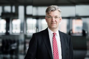 To af de helt tunge investorer i Danske Bank, ATP og PFA, bakker fuldt op om A.P. Møller Holdings beslutning om at køre Karsten Dybvad i stilling som ny bestyrelsesformand. Nu skal der fokus på fremtiden, lyder det.
