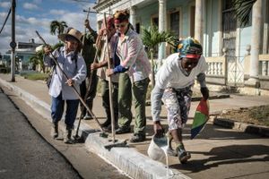 Kommunalarbejdere kalker kantstenen tæt på Pinar del Rio i Cuba. Fotos: Anne Hollande