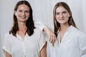 Søstrene Rikke og Sidsel Høyer har både solgt hus og flyttet hjem til mor i arbejdet for at brede deres nye it-platform ud til logistikbranchen. 