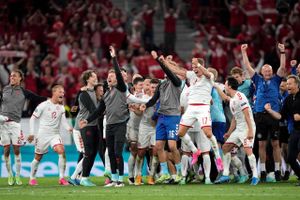 Danmark knuste Rusland med 4-1, Belgien slog Finland, og så er Danmark klar til ottendedelsfinale mod Wales på lørdag i Holland. Tag med i Parken en mandag aften.