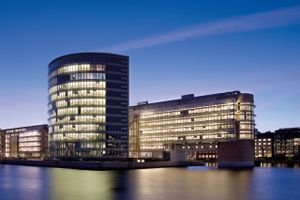 Hovedsædet for Alm. Brand og Alm. Brand Bank ligger på Midtermolen i København.