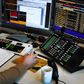 Private investorer sidder klar ved tasterne derhjemme og handler i rekordmængder. Aktieuroen har ikke skræmt dem.