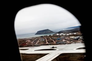Hvordan er en milliardkontrakt på serviceopgaver på Thule-basen i Grønland stik imod gamle forsvarsaftaler endt hos et dansk skuffeselskab med amerikansk ejer? Finans giver dig overblikket over striden.