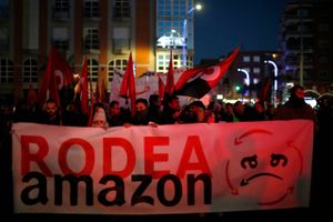 Amazon ansatte strejker under Black Friday. Foto: AP Foto/Manu Fernandez.