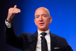 Det fyger med beskyldninger mellem verdens rigeste mand, Amazon-stifter Jeff Bezos, og tabloidavisen National Enquirer. Senest anklager Bezos avisen for at afpresse ham ifm . nøgenbileder.