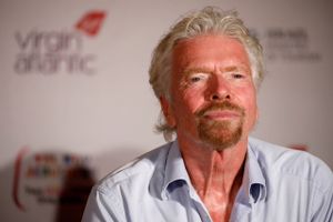 Richard Branson, grundlæggeren bag Virgin-koncernen, forsøger nu at sikre driften af flyselskabet Virgin Atlantic ved at sælge aktier i sit rumselskab.