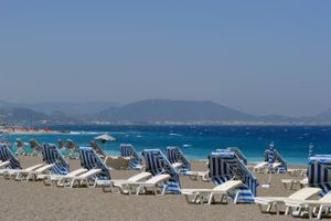 Grækenland vil åbne sine døre for turister igen midt i maj, siger landets turistminister. Spanien indikerer, at det vil følge trop. Men der er en række betingelser. 