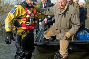 Ministrene i London vågnede op og kom med mere hjælp, efter at prins Charles besøgte de oversvømmede Somerset Levels forrige vinter. Arkivfoto: Jack Hill/AP