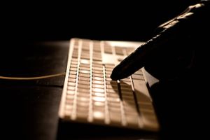 Hvis du har et password på listen, skal nu nok overveje at finde et nyt. De populære passwords er nemlig meget nemme at hacke sig frem til.