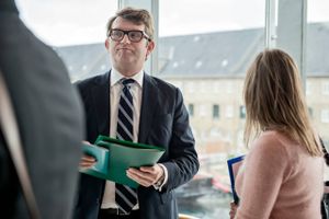 Interview: Beskæftigelsesministeren vil lade forhandlingerne afgøre, hvordan kontoen med 3 mia. kr. skal bruges, men gør det klart, at dem med kortest uddannelse skal have mest ud af de kommende trepartsforhandlinger.