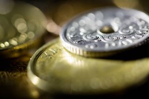 Konflikten i Mellemøsten holder hånden under dollar, der torsdag morgen ligger tæt på sit højeste niveau i to måneder torsdag.