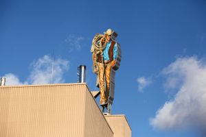 Den ikoniske Marlboro Man på taget af tobakskoncernen Philip Morris bygninger i Berlin.