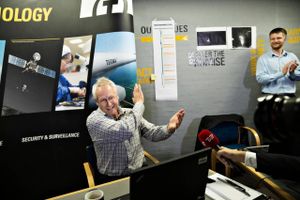 Senioringeniør Hans Jensen klasker hænderne sammen i jubel, da beskeden kommer fra Darmstadt i Tyskland: Touchdown. Philae er landet. I baggrunden ses afdelingsleder Kim Plauborg. Foto: Christian Klindt Sølbeck