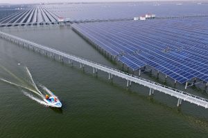 Kina har også satset målrettet på solenergi. Det blev blandt andet til verdens største solfarm, opført nær byen Cixi. Foto: Imaginechina via AP Images
