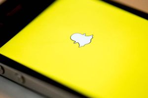 Det sociale medie Snapchat har lanceret en ny opdatering, der også kommer til Danmark i efteråret. Det giver forældre mulighed for at følge med i, hvem deres børn kommunikerer og bliver venner med gennem appen.