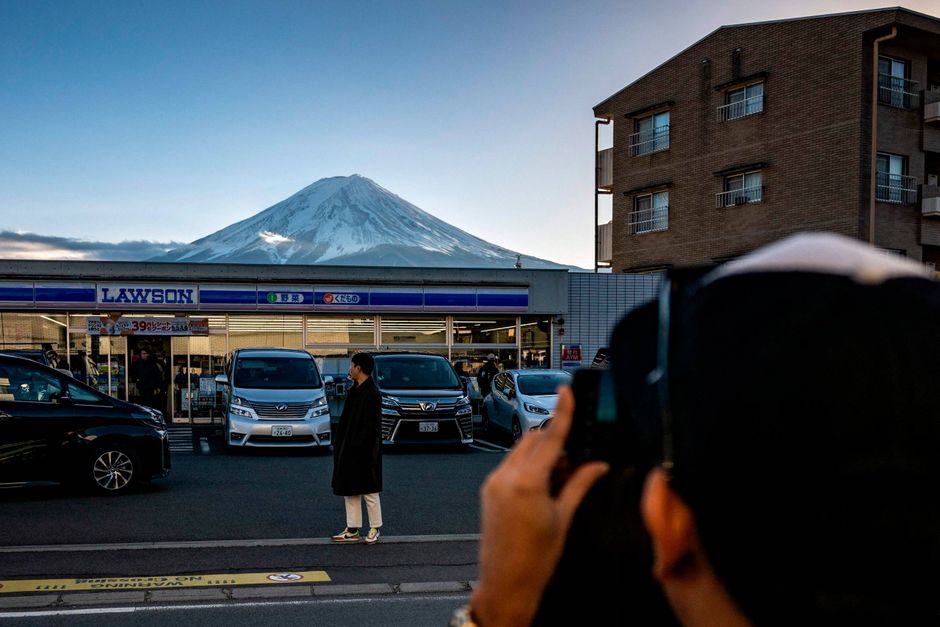 En japansk by vil blokere udsigten til en ikonisk vulkan, efter landets turistbesøg slår millionrekord.