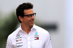 Østrigske Toto Wolff er teamchef for Mercedes’ Formel 1-hold, og han har taget usædvanlige metoder i brug for at få holdet til at yde det ypperste.