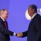 Vladimir Putin havde fundet en særlig plads på hovedscenen til den kasakhiske præsident, Kassym-Jomart Tokayev, under det økonomiske topmøde i Skt. Petersborg i weekenden. Foto: Maxim Shemetov