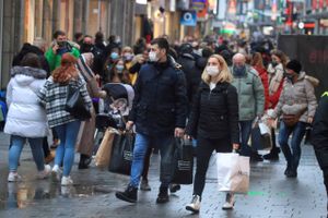 FILE PHOTO: Shoppers wear mask and fill Colognes main shopping street Hohe Strasse (High Street) in Cologne, Germany, 12, December, 2020. Foto: REUTERS/Wolfgang Rattay/File Photo