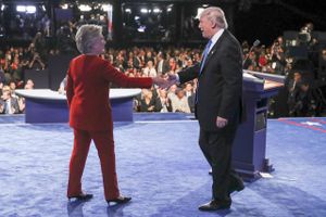 Hillary Clinton pog Donald Trump medvirkede natten til onsdag i den første af tre tv-debatter i forbindelse med det amerikanske præsidentvalg. Foto: AP/Joe Raedle