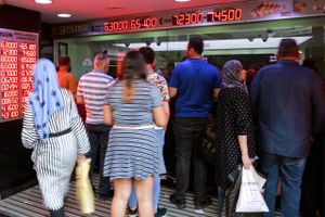 Der er kø ved vekselkontorerne i Istanbuil, hvor liraen falder i værdi time for time. Foto: AP/Mucahid Yapici