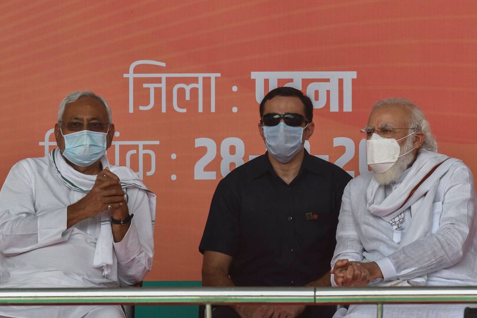 Beskrivelse: Den indiske premierminister Narendra Modi, til højre, og Bihars chefminister Nitish Kumar, til venstre sidder under en kampagne forud for valget til Bihar-statsforsamlingen i Patna, Indien, 28. oktober 2020. Foto: Aftab Alam Siddiqui/Ritzau Scanpix