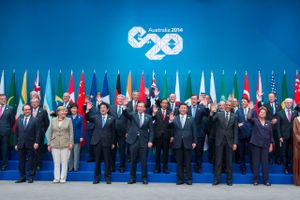 Familiefoto fra G20-topmødet i Brisbane, der aftalte at løfte det globale BNP ekstraordinært med 13.000 mia. kr. frem til 2019. Det kommer ikke til at ske, erkender EU. Foto: AP/Pablo Martinez Monsivais