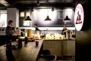 Ugens panel består af ledelsesrådgiver Lars Sander Matjeka, landechef for kryptobørsen Firi Karina Rothoff Brix og kommunikationsrådgiver Anders Heide Mortensen.