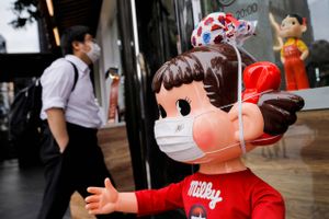 Der er igen erklæret nedlukning i Tokyo. For covid-19 stormer frem igen, og det er mutationerne, der i høj grad driver smittebølgen. Samtidig er der kun tre måneder til, at OL kommer til byen, og kun én pct. af befolkningen er vaccineret.